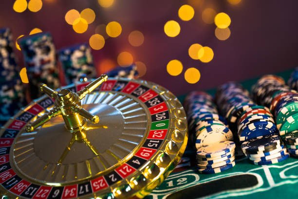 Pengguna joinbet sedang membaca FAQ secara santai di perangkat digitalnya